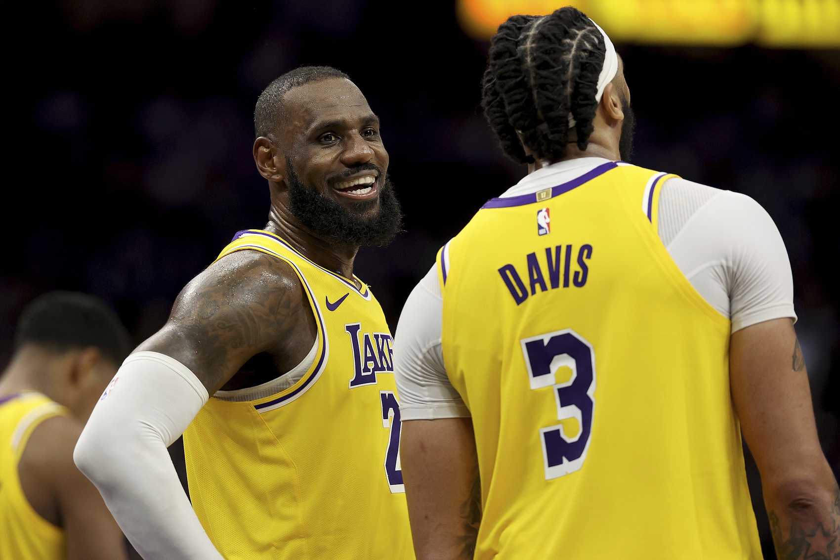 雷速体育-关于詹姆斯回归赛场，连败首场状态亮眼，老鹰观众沸腾！的信息