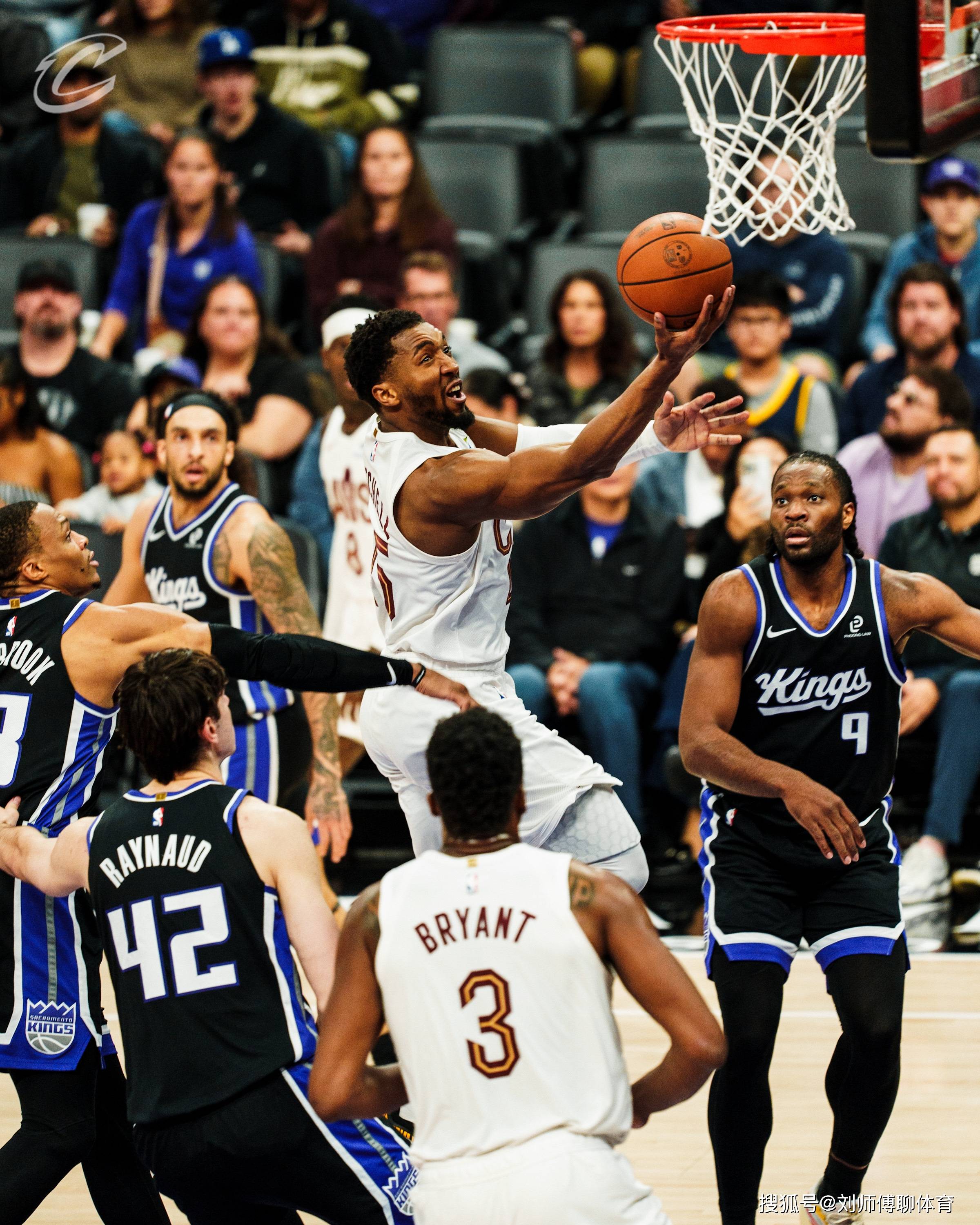 雷速体育-哈登回归赛场，出色防守首场状态亮眼，美国队观众沸腾！的简单介绍